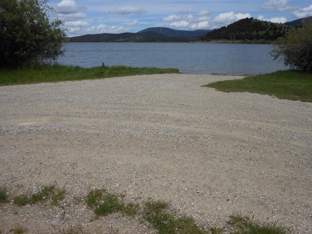 picture showing Boat ramp area, all gravel.