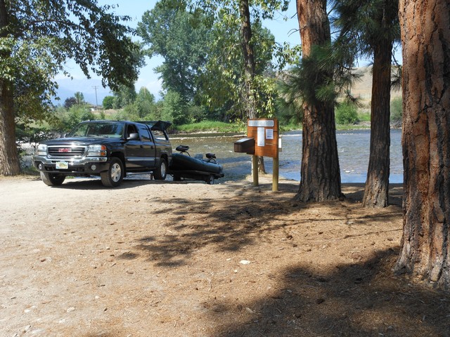 picture showing Boat ramp with vehicle and raft.