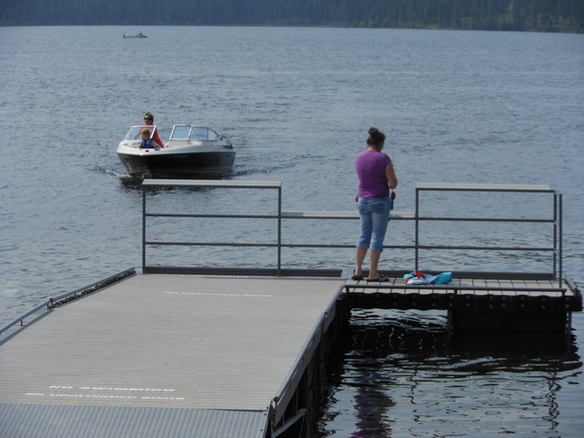 picture showing Fishing dock with guardrails.