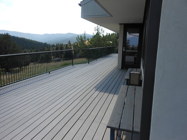 picture showing Wraparound deck at the visitor center.