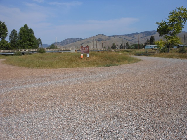 picture showing Gravel roadway to boat ramp.