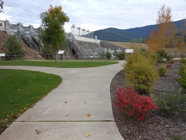 picture showing Accessible walkway, signage and great view of the dam.