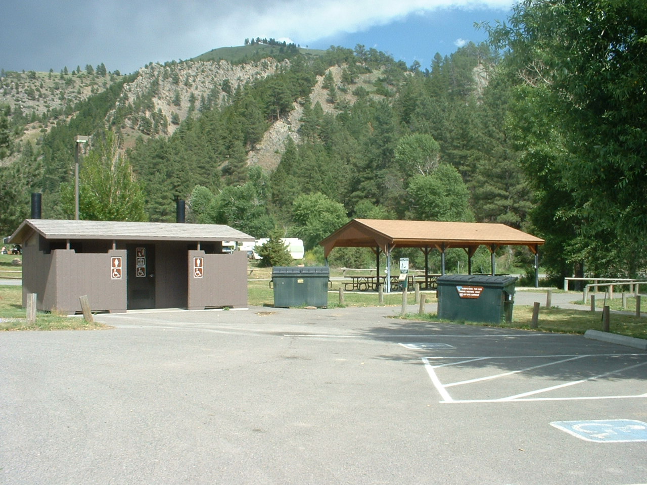 picture showing Log Gulch group picnic shelter and parking.