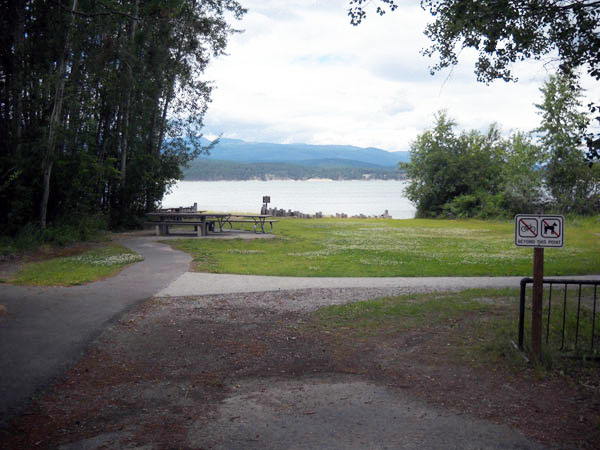 picture showing Day use and picnic area, showing single accessible picnic table.