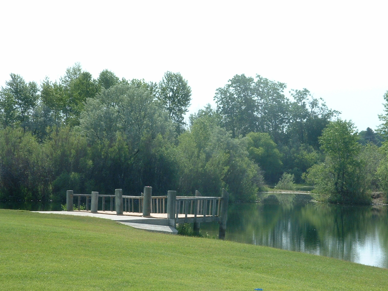 picture showing Fishing platform at Spring Meadow Lake. There is a tread obtacle of 2.5 inches when trying to access the platform.