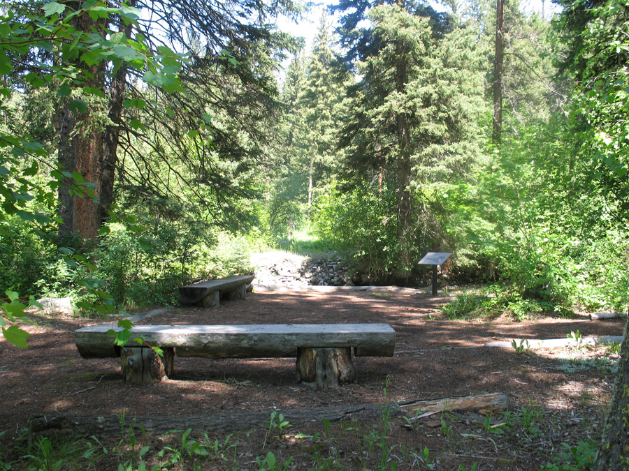 picture showing Benches and resting area along the trail to Pine Creek from the campground.